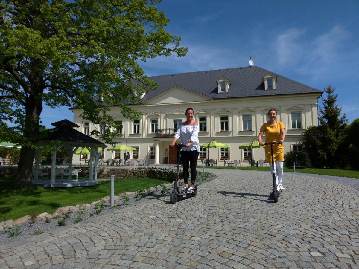 Hotel Zámeček Petrovice - free wellness 3h Petrovice u Karviné Exterior foto