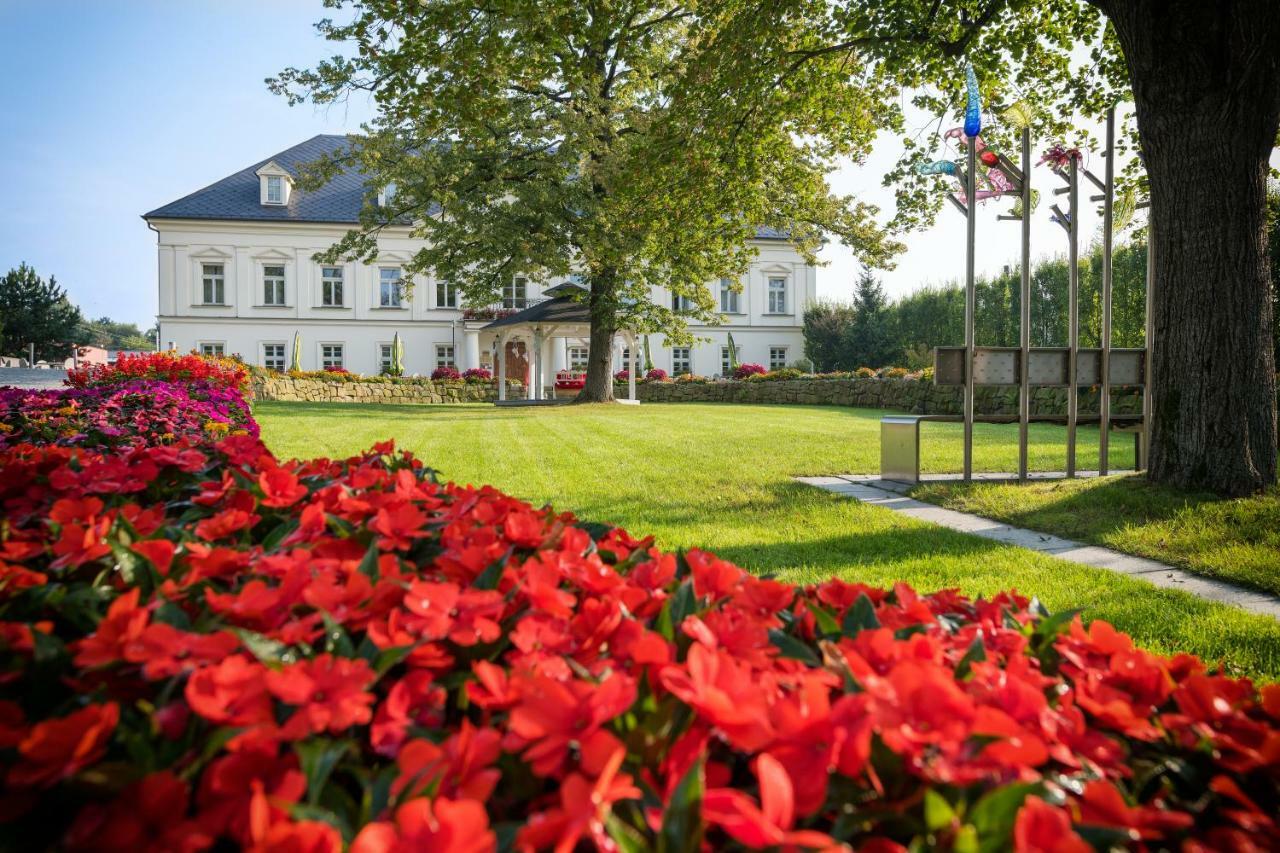 Hotel Zámeček Petrovice - free wellness 3h Petrovice u Karviné Exterior foto